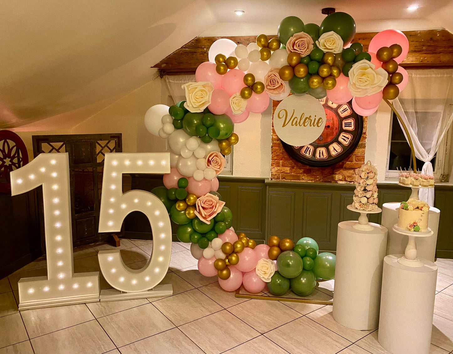 🎈ᗷᗩᒪᒪOOᑎ ᗩᖇᑕᕼ ᗷᗩᑕKᗪᖇOᑠ ᔕTᗩᑎᗪ🎈